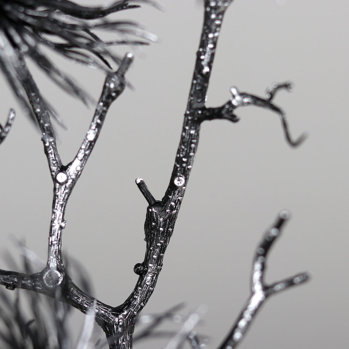 Decoratiune brad, crenguta de Nucul vrajitoarelor, negru-argintiu, 56 cm