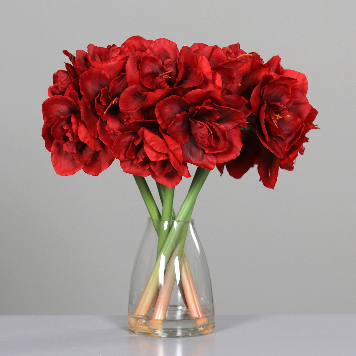 Aranjament premium cu 5 fire de amaryllis artificiale rosii in vas de sticla, 53 cm