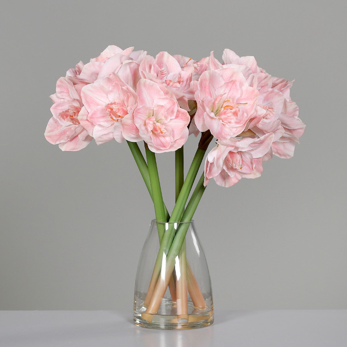 Aranjament premium cu 5 fire de amaryllis artificiale roz in vas de sticla, 53 cm
