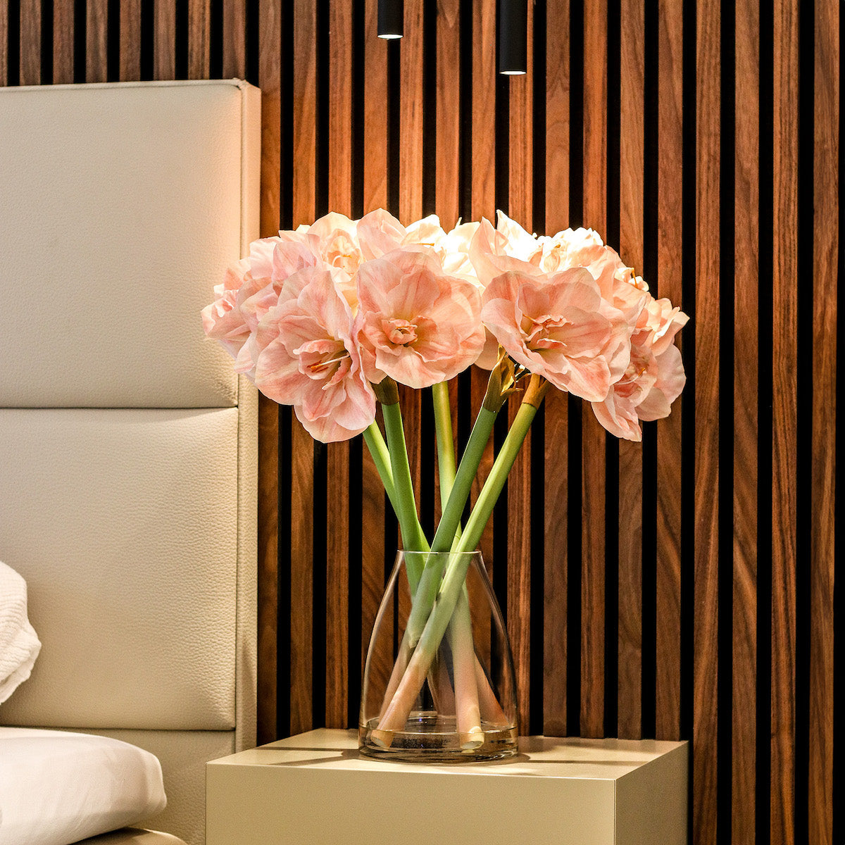 Aranjament premium cu 5 fire de amaryllis artificiale roz in vas de sticla, 53 cm