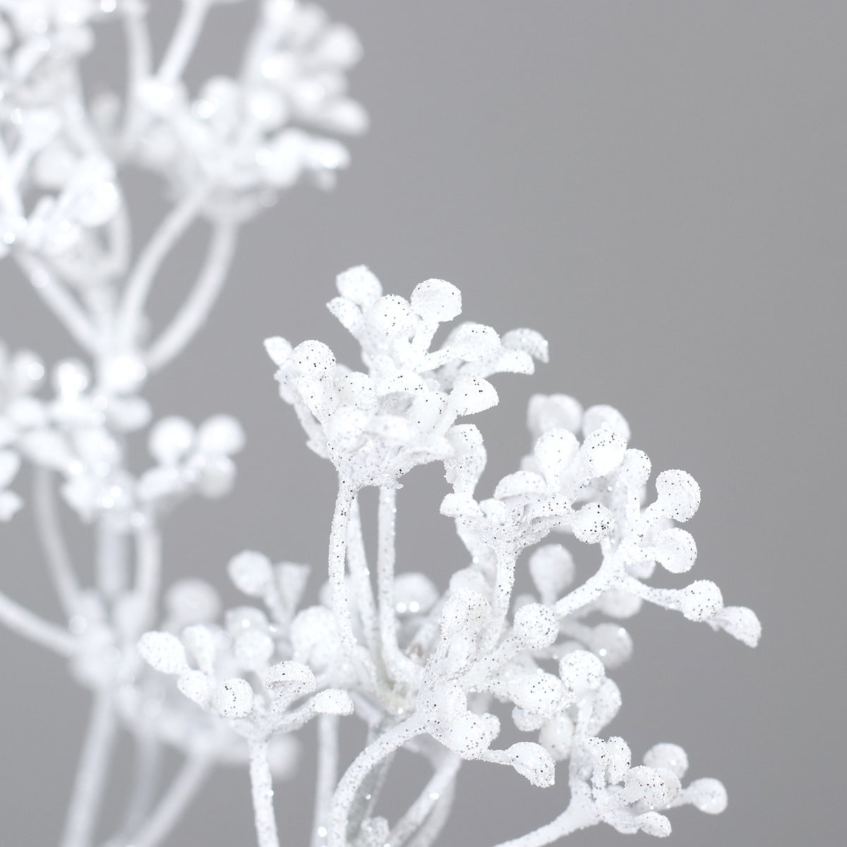 Crenguta artificiala decorativa cu flori albe, 68 cm