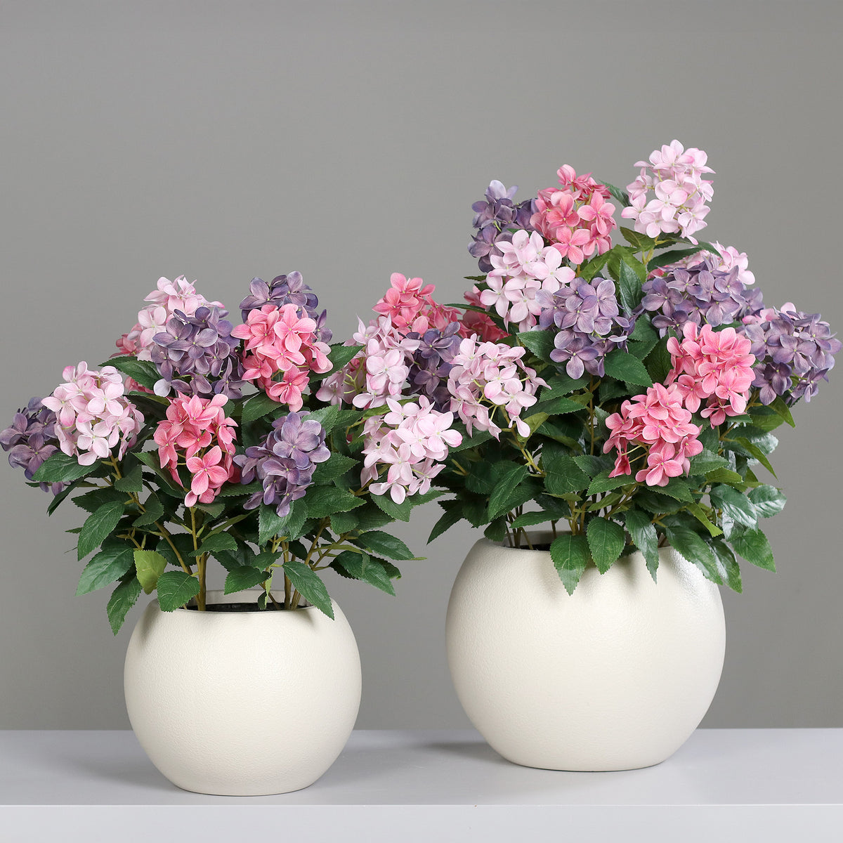 Hortensii artificiale roz si mov in tufa de 12 fire in vas de plastic alb, 55 cm