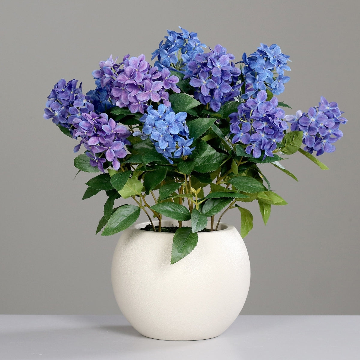 Hortensii artificiale albastre si mov in tufa de 12 fire in vas de plastic, 60 cm