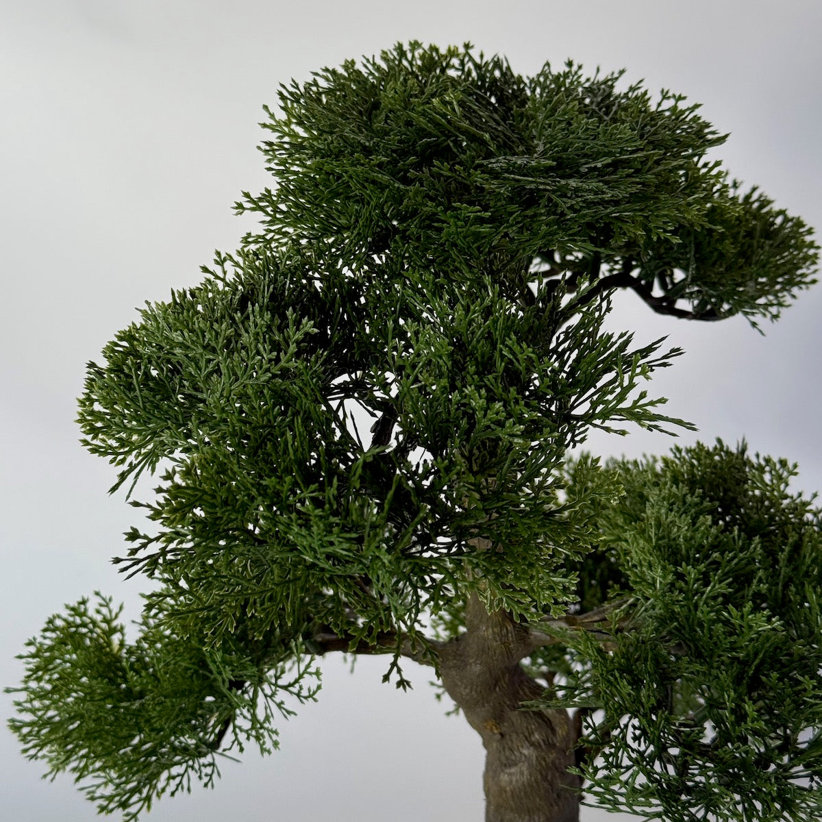 Bonsai artificial ienupar, in bol ceramic alb, 48 cm