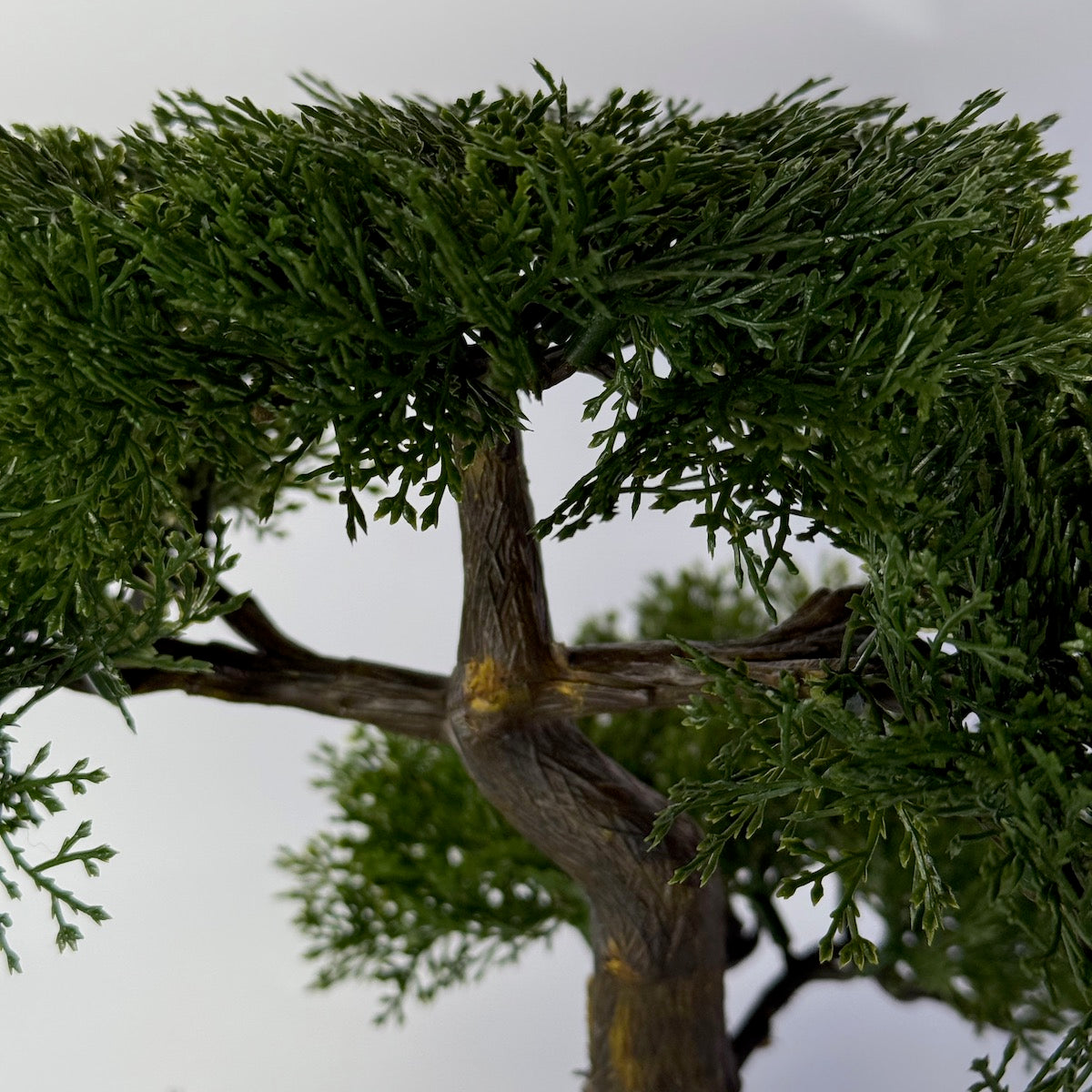 Bonsai artificial ienupar, in bol ceramic alb, 48 cm