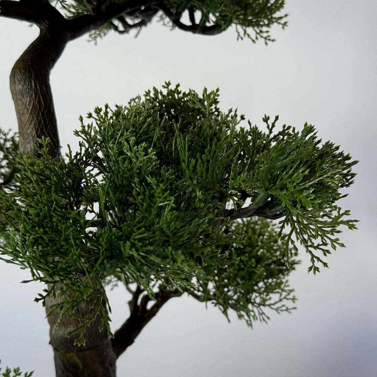 Bonsai artificial ienupar, in bol ceramic alb, 48 cm
