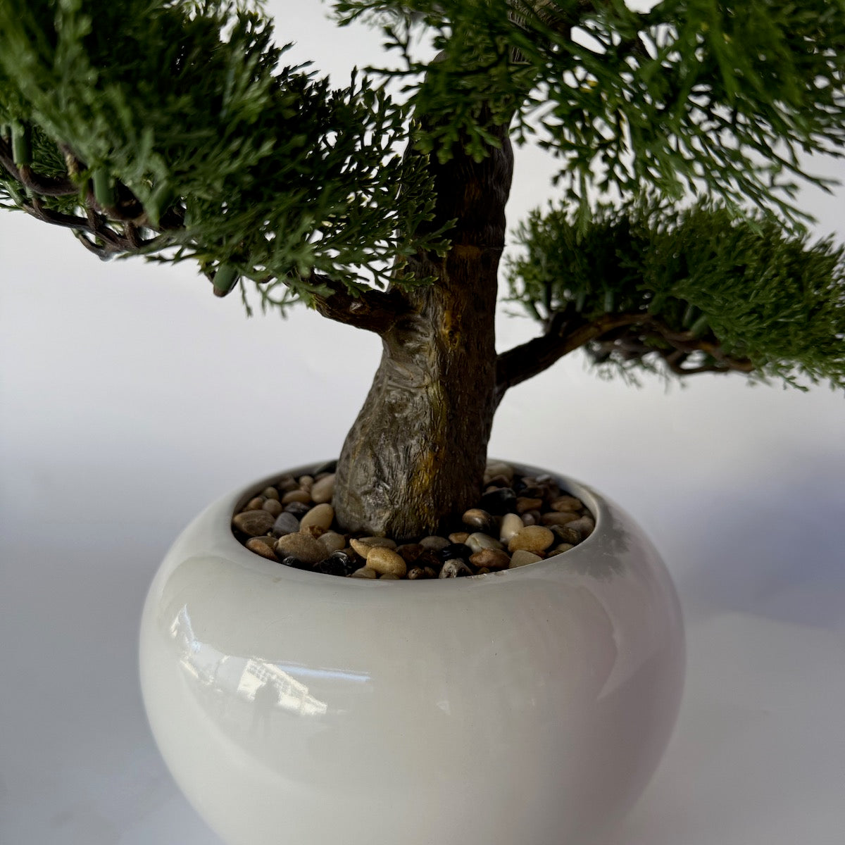 Bonsai artificial ienupar, in bol ceramic alb, 48 cm