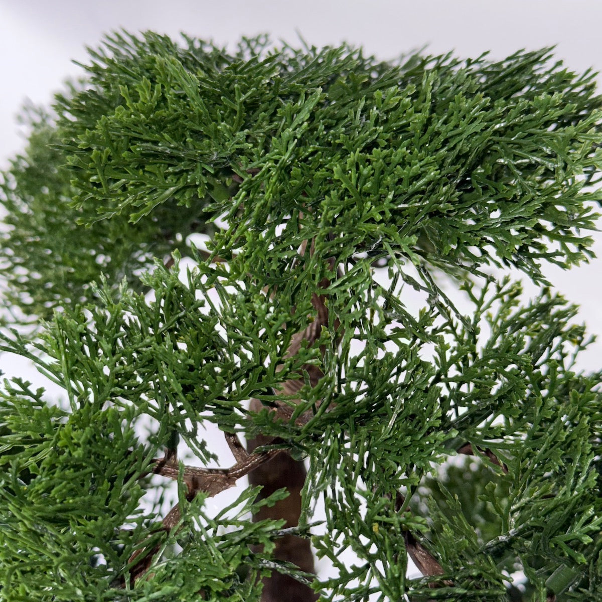 Bonsai artificial ienupar, in vas ceramic gri, 48 cm