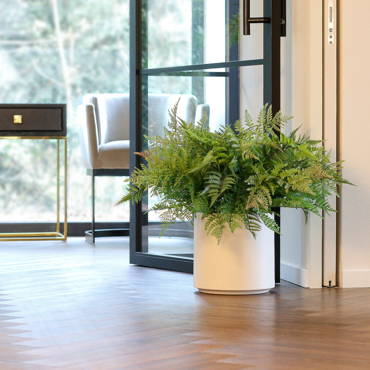 Feriga artificiala in tufa, in vas de plastic alb, 70 cm