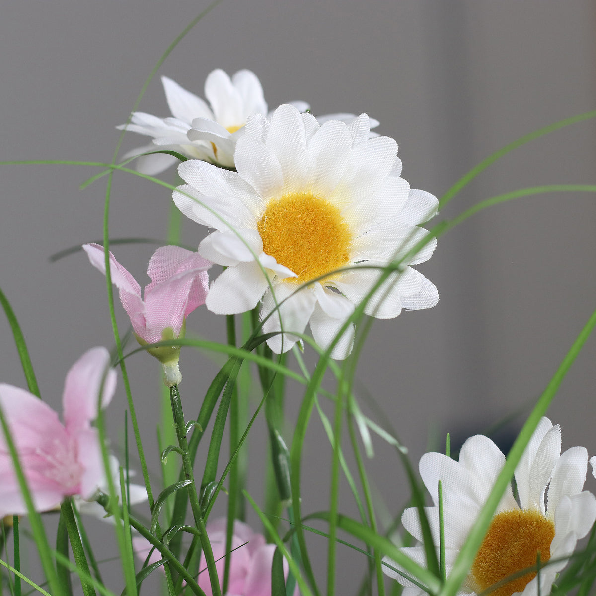 Aranjament flori de camp artificiale cu iarba in vas de plastic, 37 cm