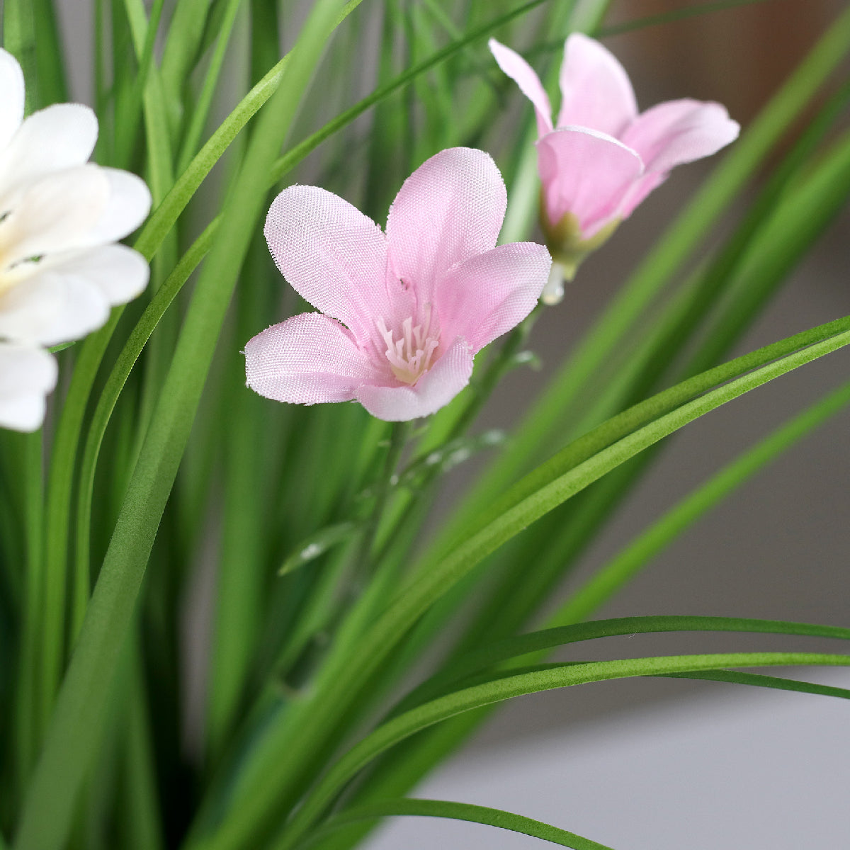 Aranjament flori de camp artificiale cu iarba in vas de plastic, 37 cm