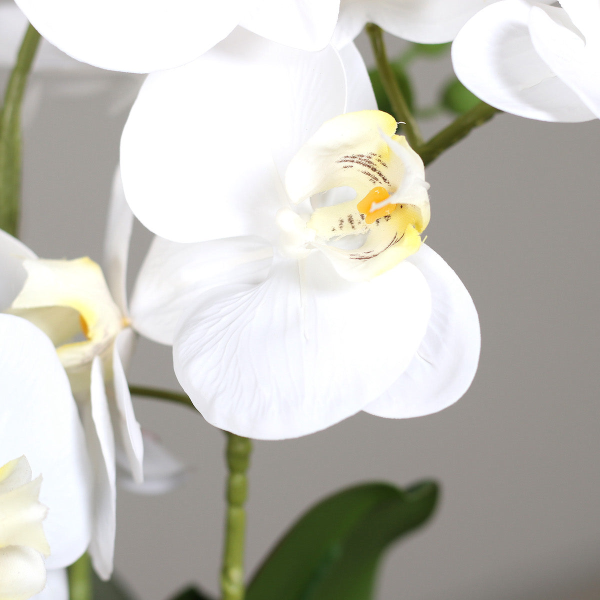 Orhidee artificiala alba in ghiveci negru de metal cu picioare, 85 cm
