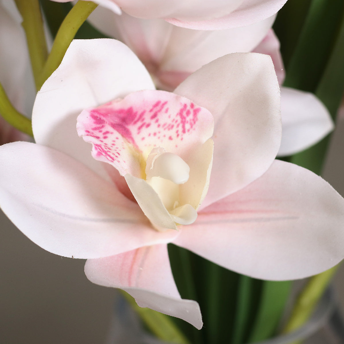 Aranjament premium cu orhidee artificiala Cymbidium roz pal in vas de sticla, 48 cm