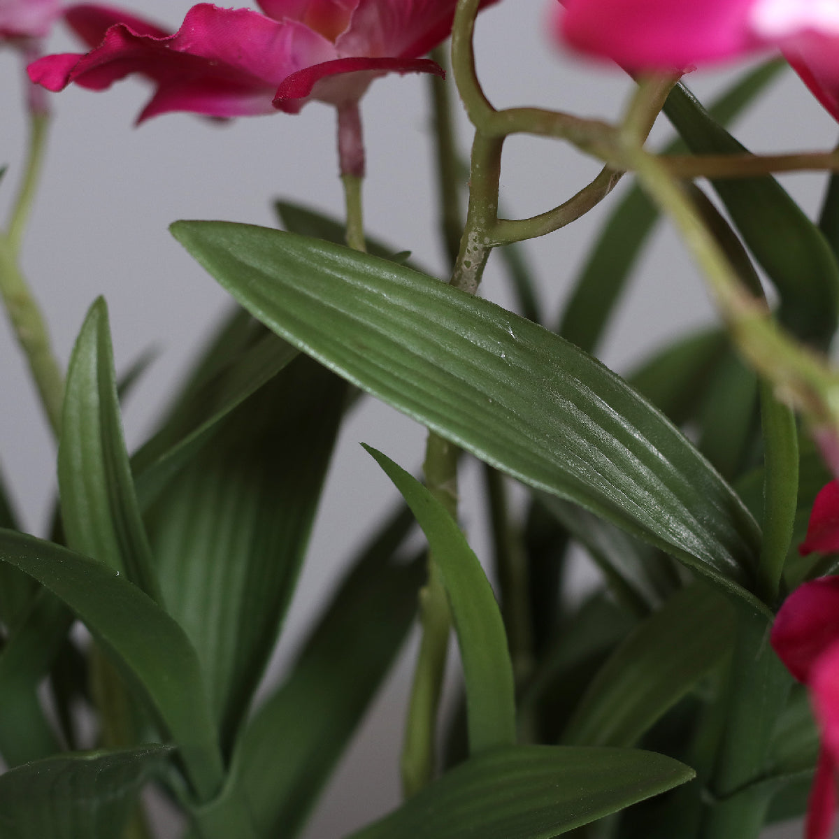 Aranjament cu orhidee artificiala Dendrobium fucsia in vas ceramic, 47 cm