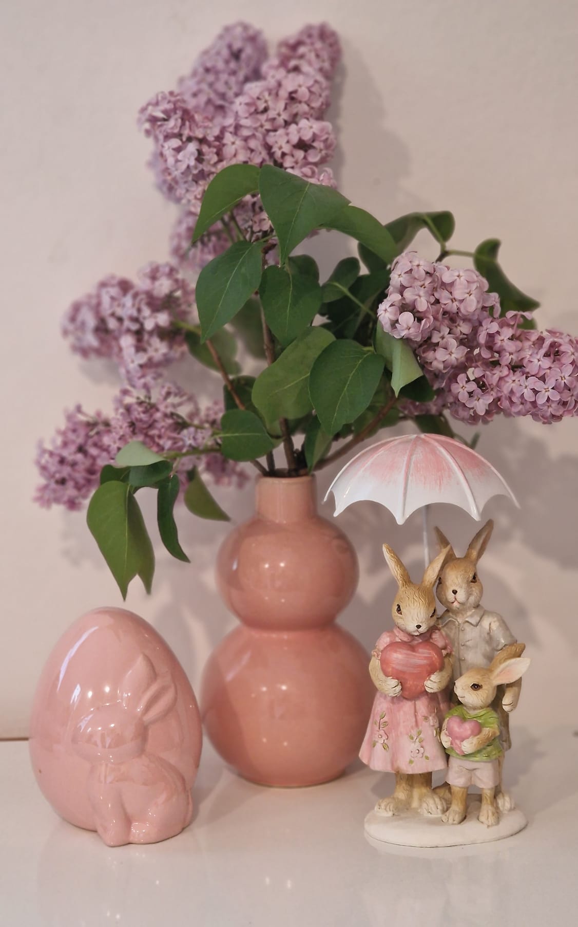 Decoratiune Pasti 3 iepurasi sub umbreluta 19 cm