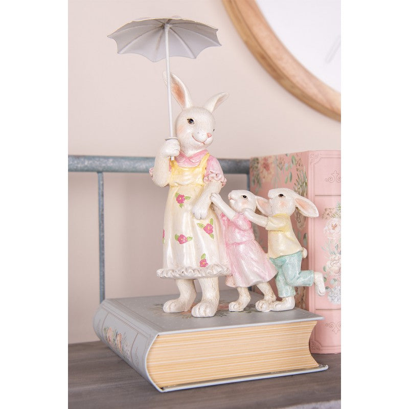 Decoratiune Pasti mama iepuras cu 2 copii sub umbreluta, 22 cm