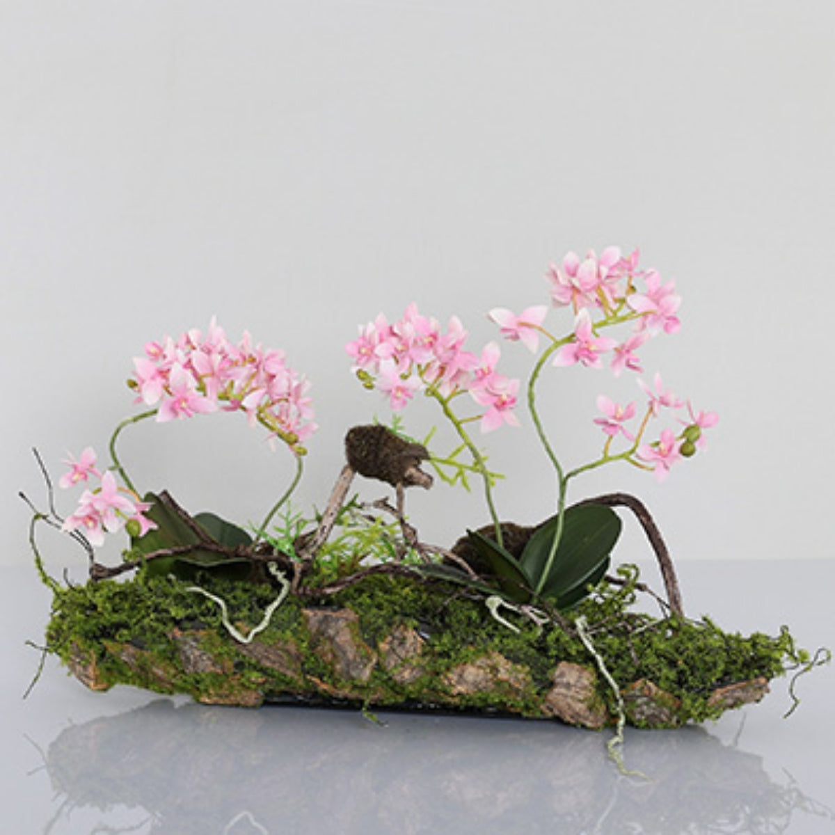 Aranjament artificial cu orhidee roz, pe suport lemnos cu muschi, 50 cm