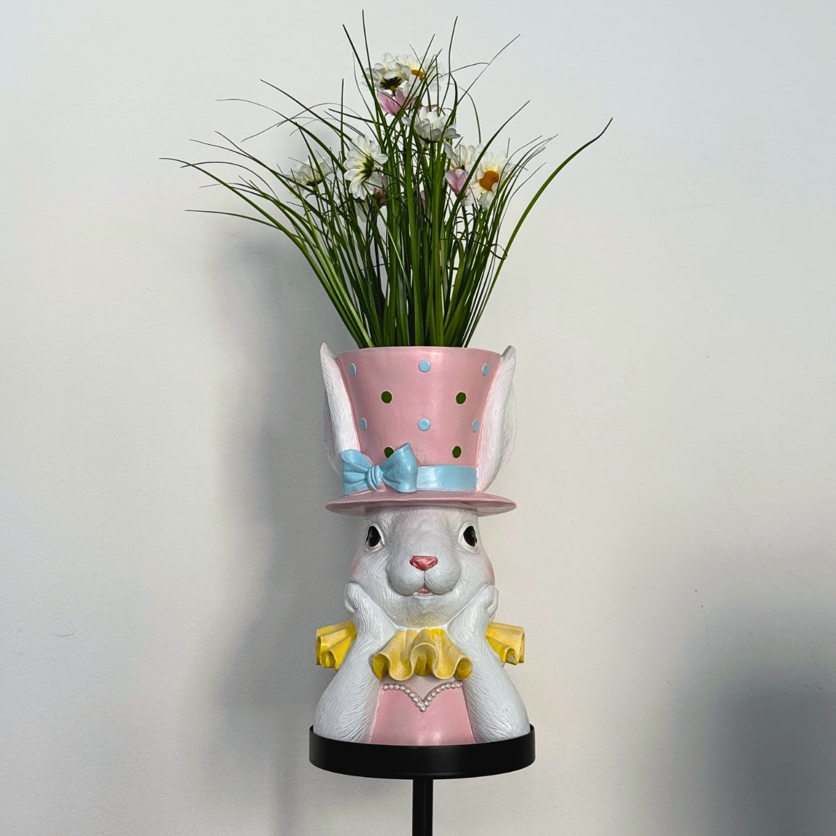 Decoratiune Pasti, Doamna Iepuras cu suport pentru ghiveci de flori, 33 cm