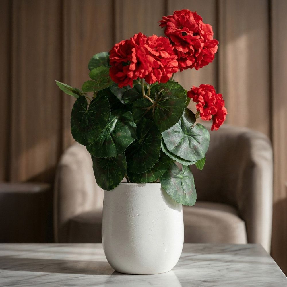 Muscata artificiala rosie in vas de plastic alb, 38 cm