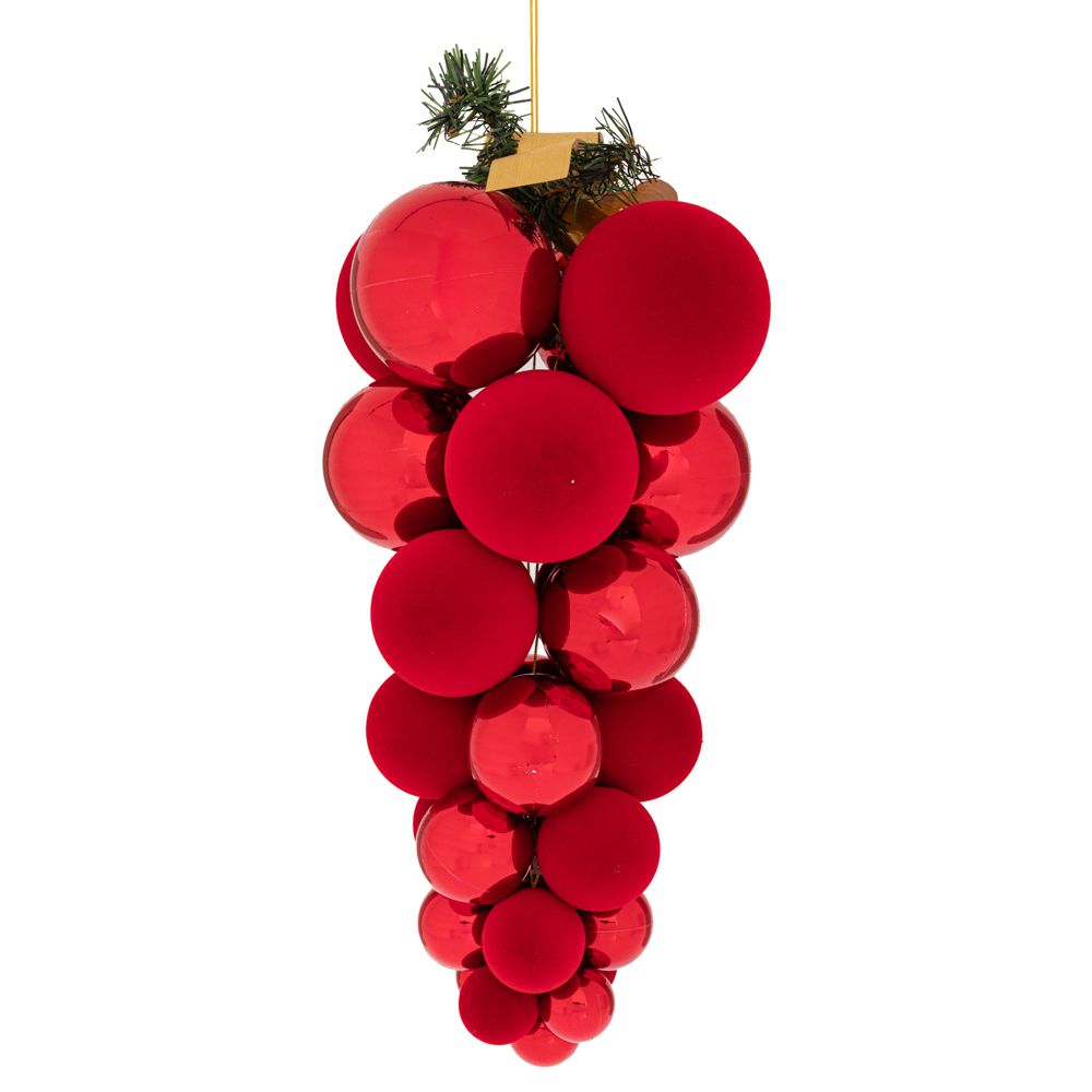 Decoratiune de Craciun cu globuri rosii suspendata pe perete