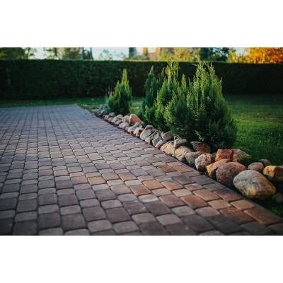 Ghid pentru amenajarea curtii cu piatra: idei, materiale necesare, decoratiuni
