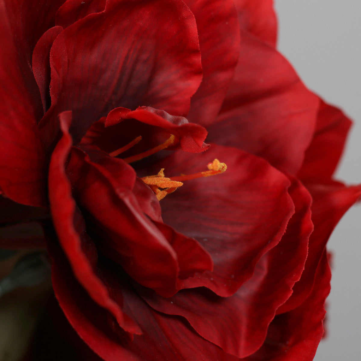 Aranjament premium cu 5 fire de amaryllis artificiale rosii in vas de sticla, 53 cm