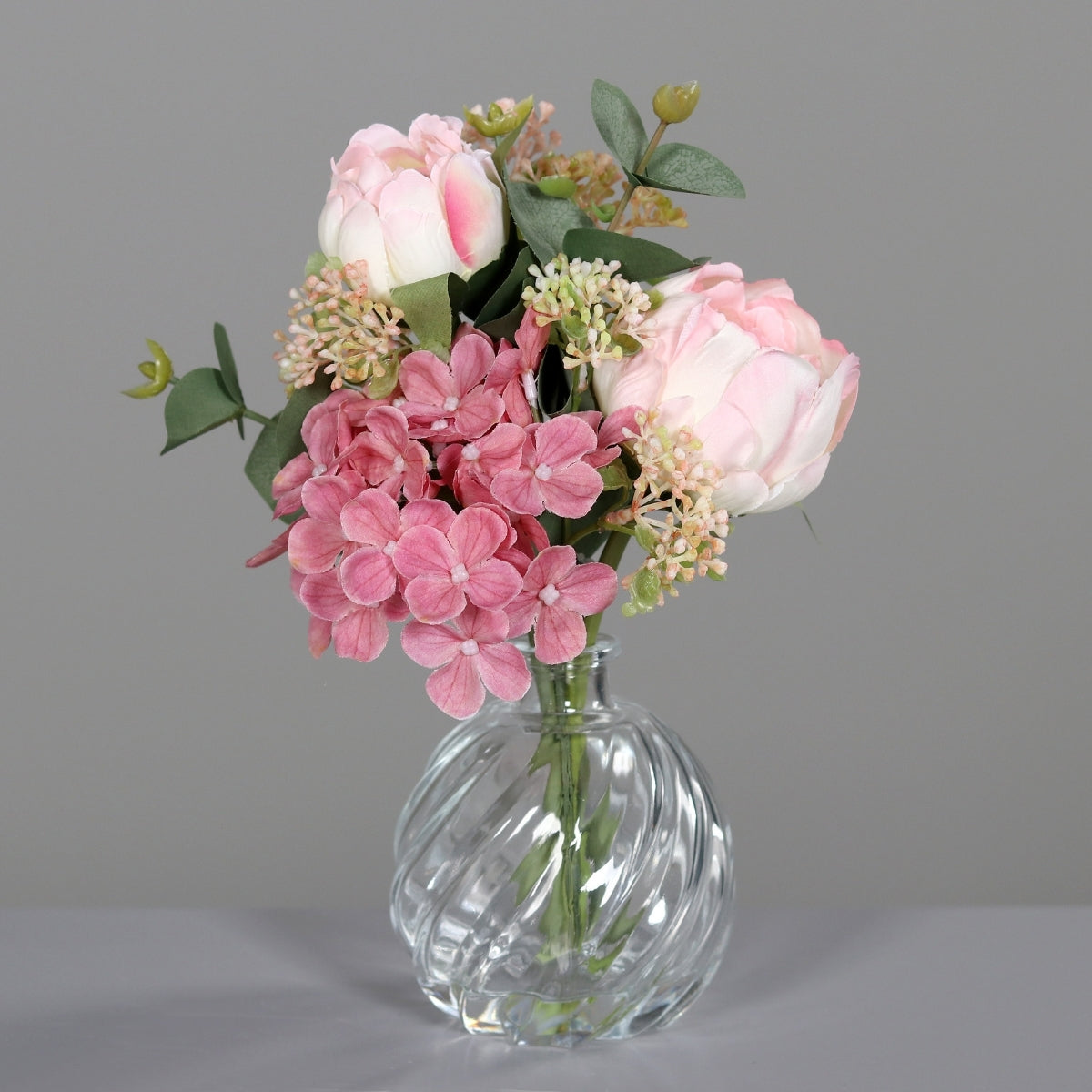 Buchet de flori artificiale roz in vas de sticla sferic, 25 cm