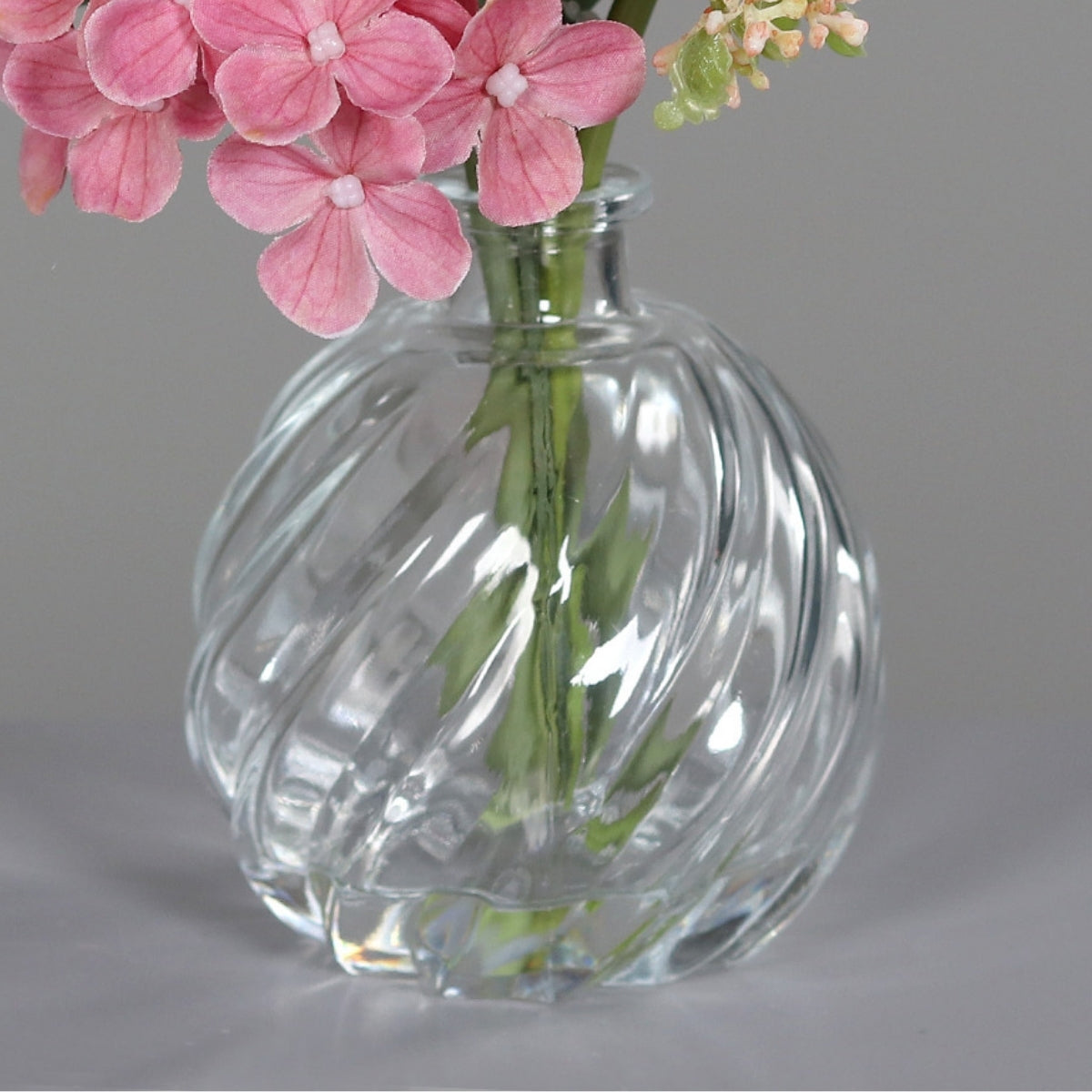 Buchet de flori artificiale roz in vas de sticla sferic, 25 cm