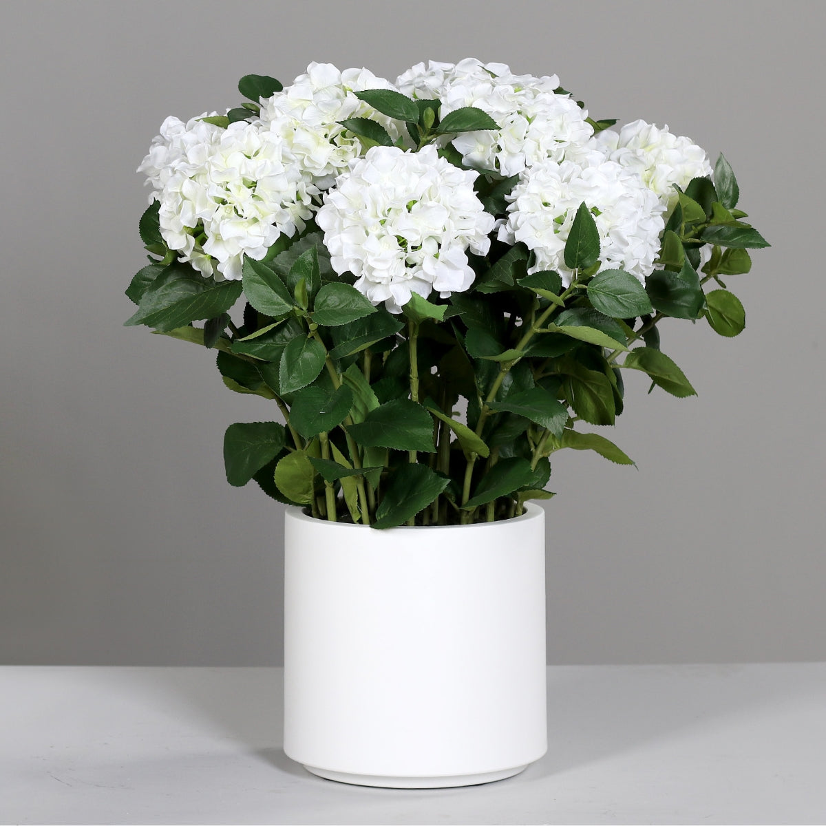 Hortensii artificiale albe in tufa de 10 fire in vas de plastic, 74 cm