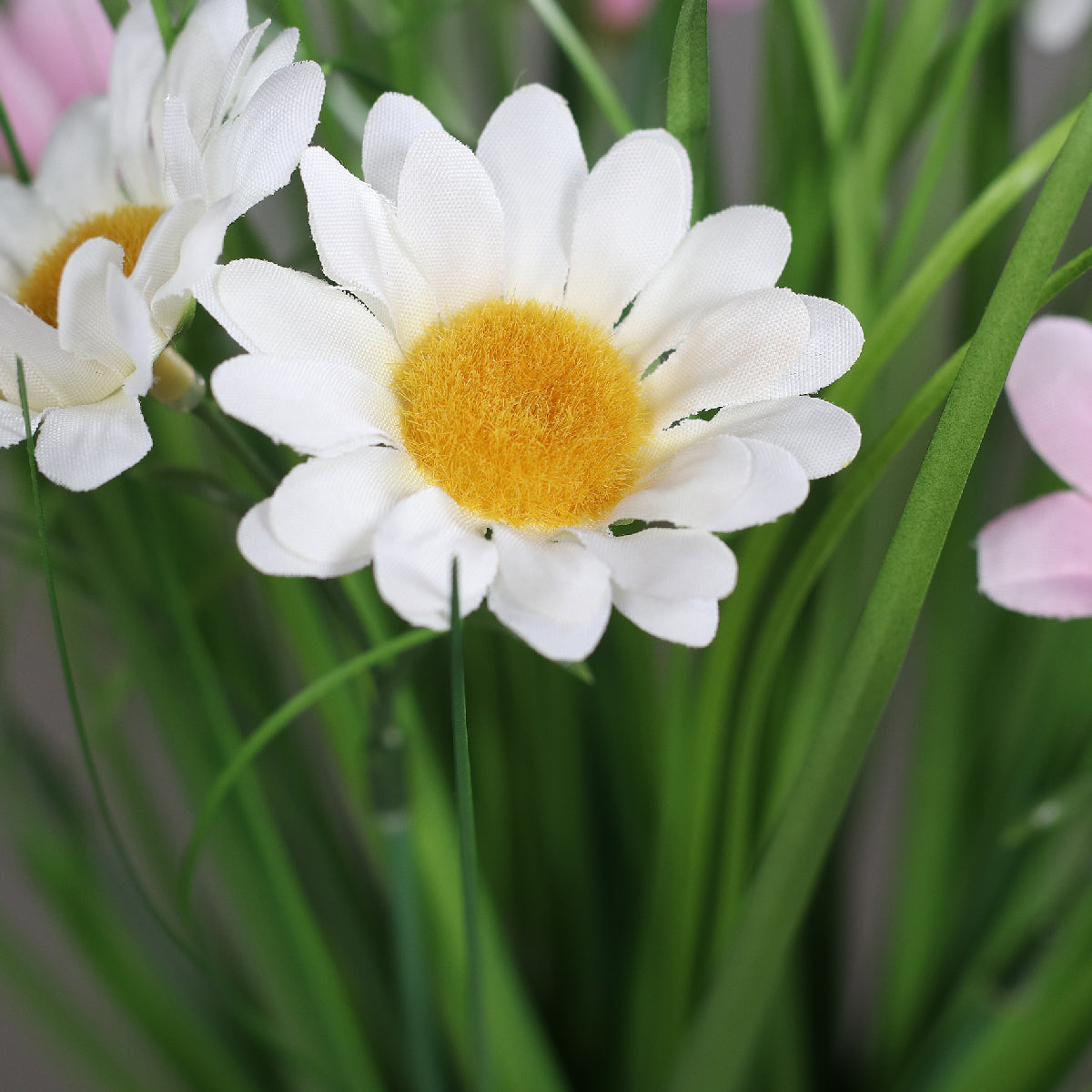 Aranjament flori de camp artificiale cu iarba in vas de plastic, 37 cm