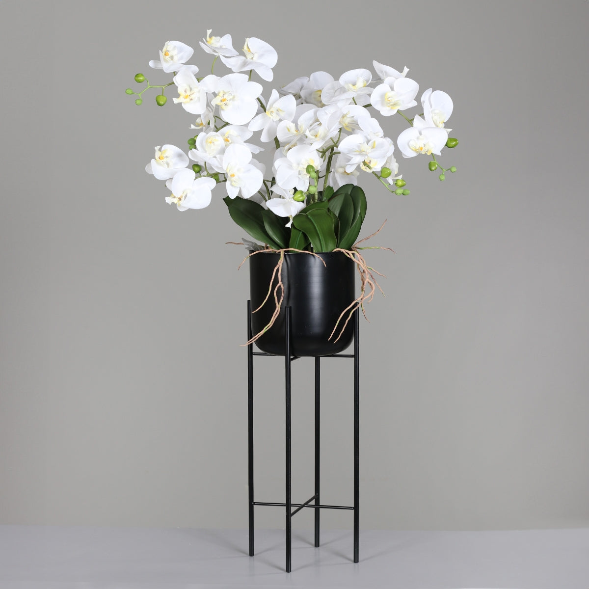 Orhidee artificiala alba in ghiveci negru de metal cu picioare, 100 cm
