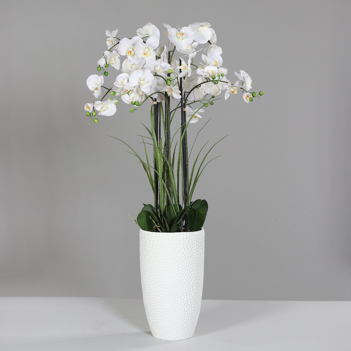 Aranjament cu orhidee artificiala alba si iarba in vas ceramic, 135 cm