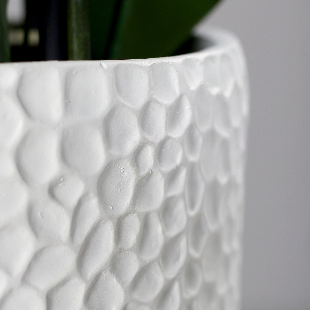 Aranjament cu orhidee artificiala alba si iarba in vas ceramic, 135 cm