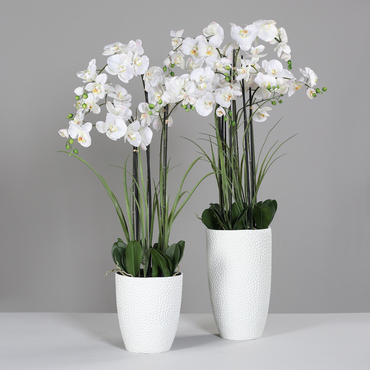 Aranjament cu orhidee artificiala alba si iarba in vas ceramic, 135 cm