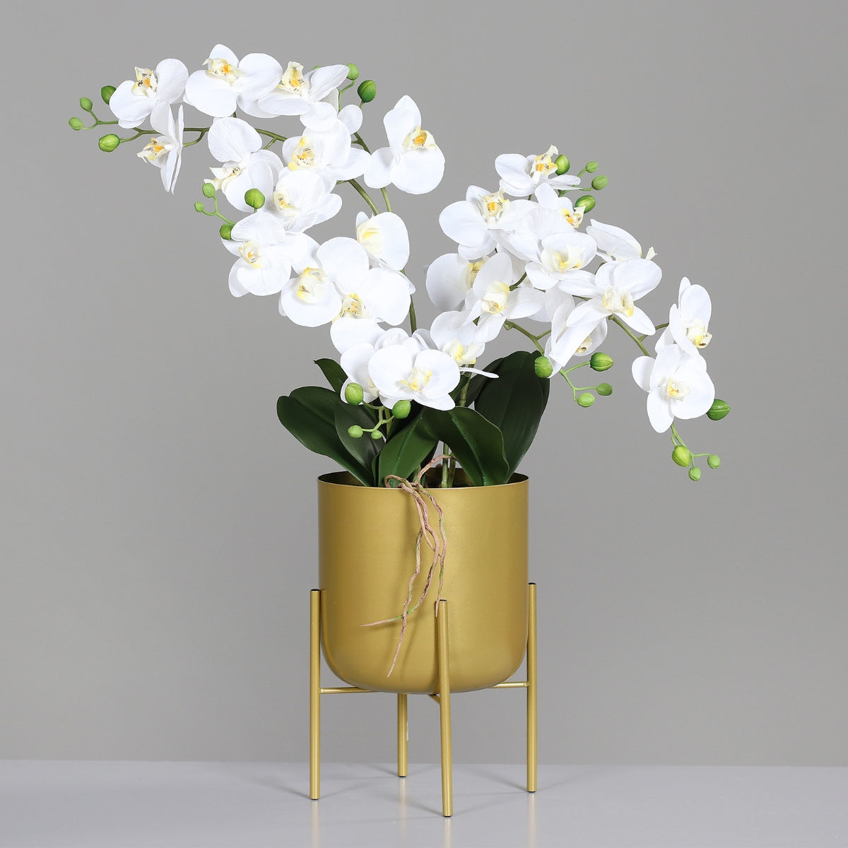 Orhidee artificiala alba in ghiveci auriu de metal cu picioare, 85 cm