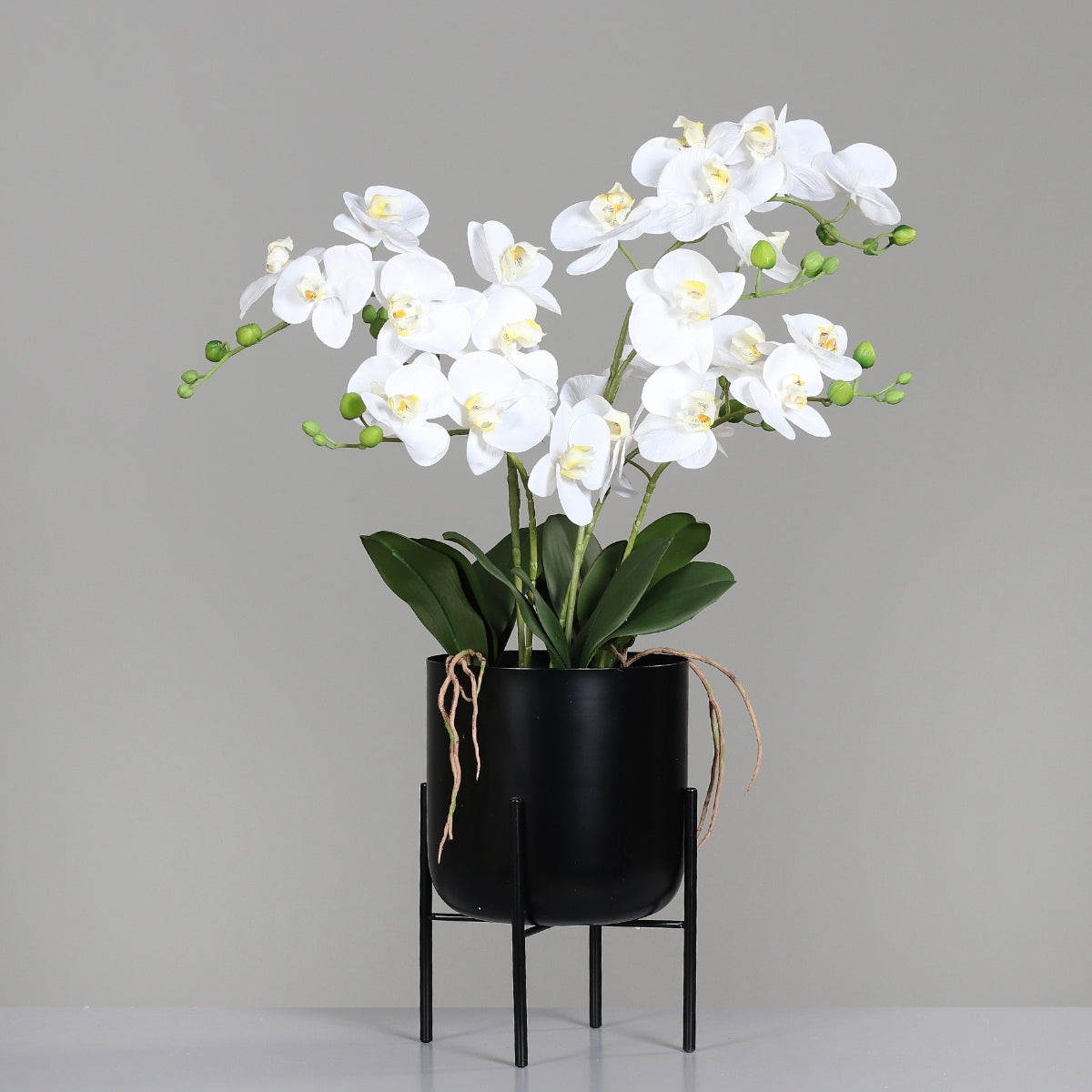 Orhidee artificiala alba in ghiveci negru de metal cu picioare, 85 cm