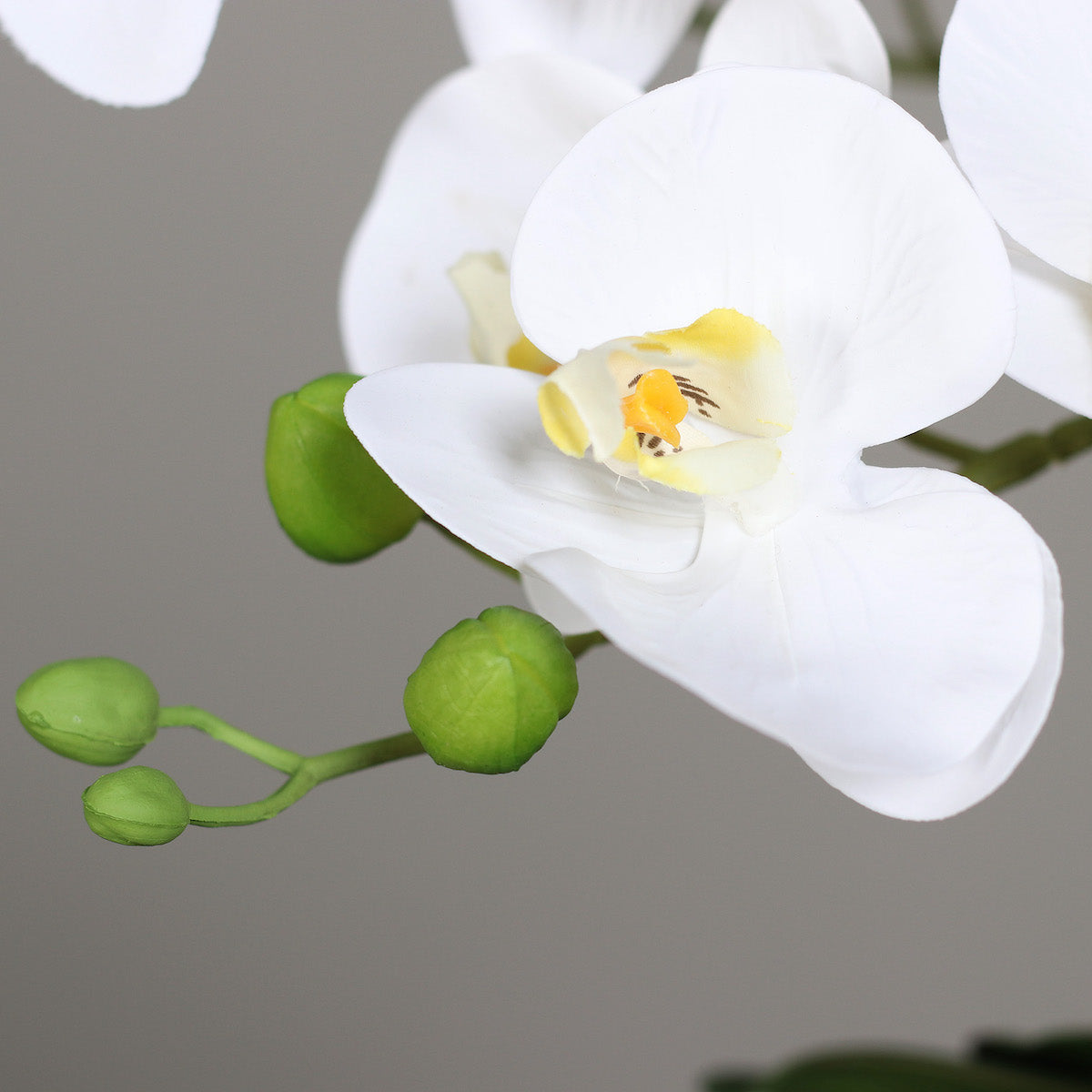 Orhidee artificiala alba in ghiveci negru de metal cu picioare, 85 cm