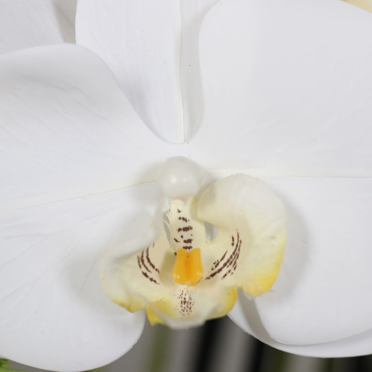 Orhidee artificiala alba cu aspect natural, in bila de pamant, 110 cm
