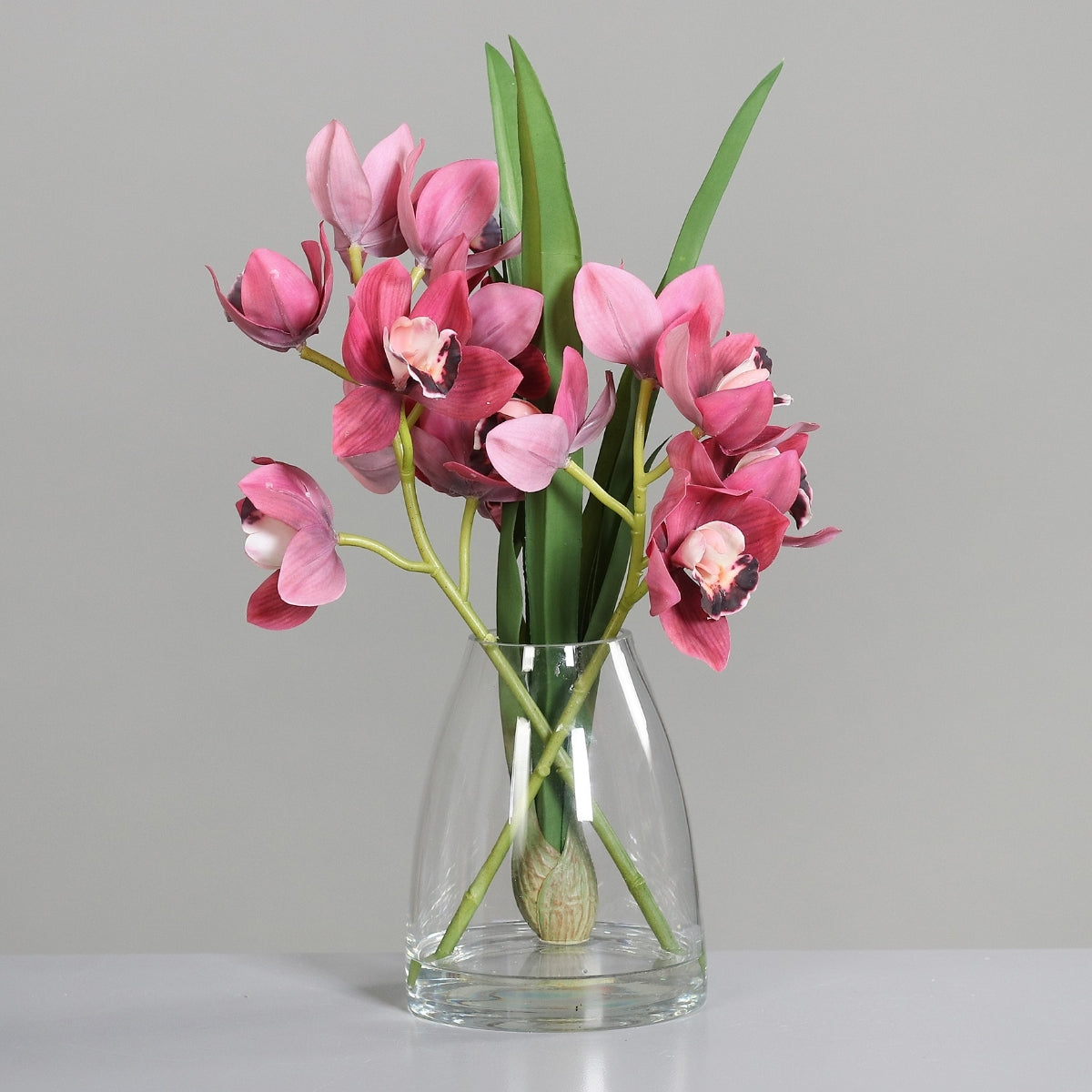 Aranjament premium cu orhidee artificiala Cymbidium roz inchis in vas de sticla, 48 cm