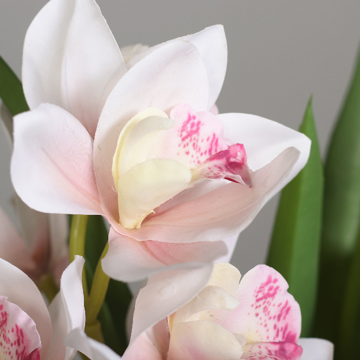 Aranjament premium cu orhidee artificiala Cymbidium roz pal in vas de sticla, 48 cm