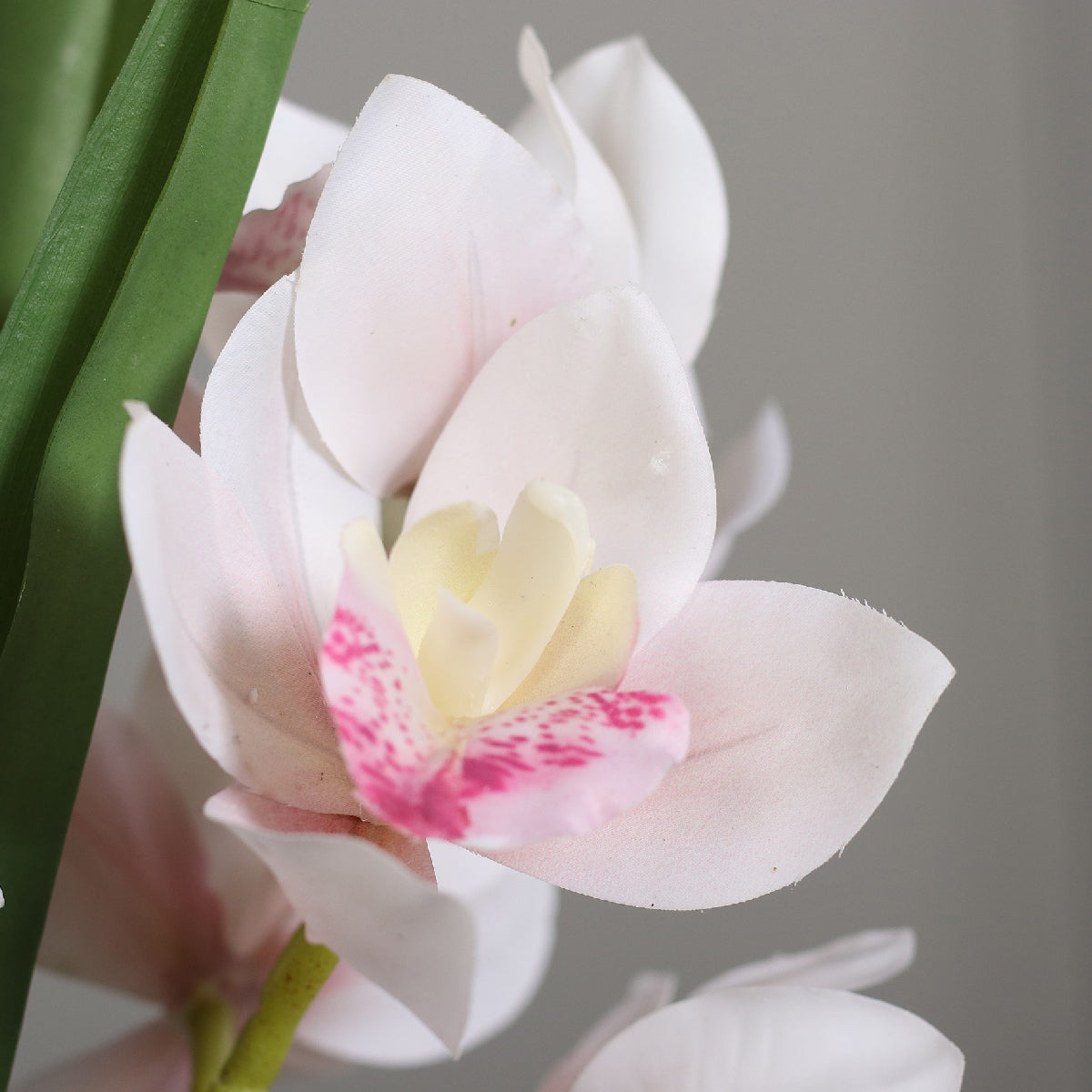 Aranjament premium cu orhidee artificiala Cymbidium roz pal in vas de sticla, 48 cm