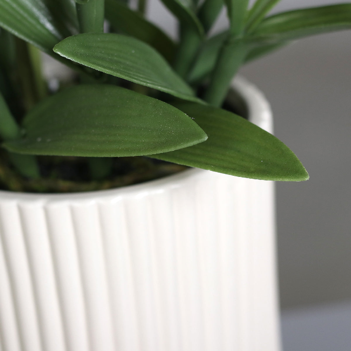 Aranjament cu orhidee artificiala Dendrobium alba in vas ceramic, 47 cm