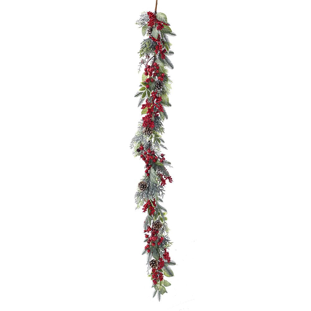 Ghirlanda de brad artificial de 180 cm decorata cu conuri merisoare rosii si frunze verzi pentru decorul de Craciun