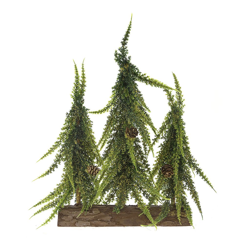 Decoratiune de Craciun cu trei braduti verzi fixati pe un suport din lemn natural