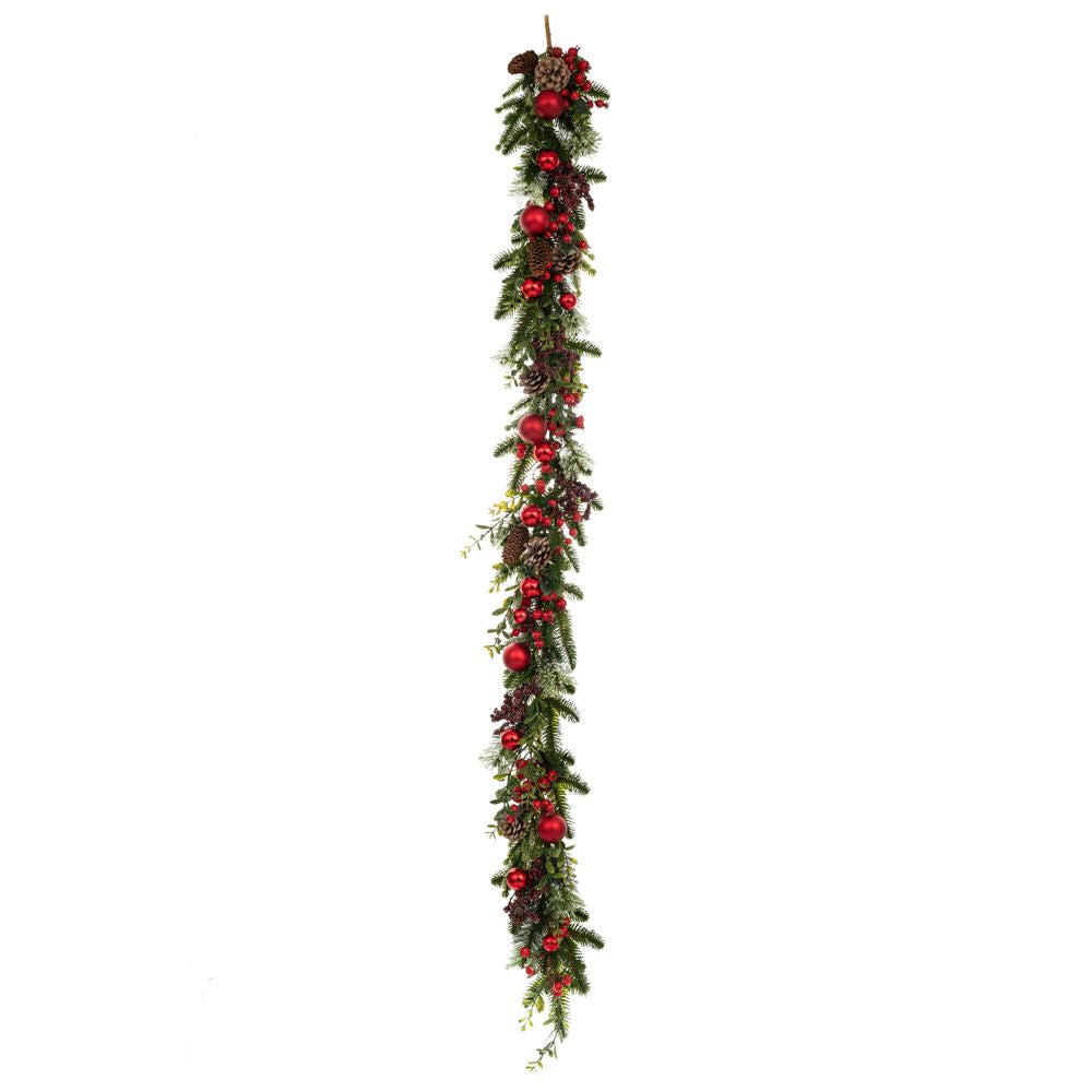 Ghirlanda brad artificial cu conuri globuri si merisoare rosii pentru decor de Craciun