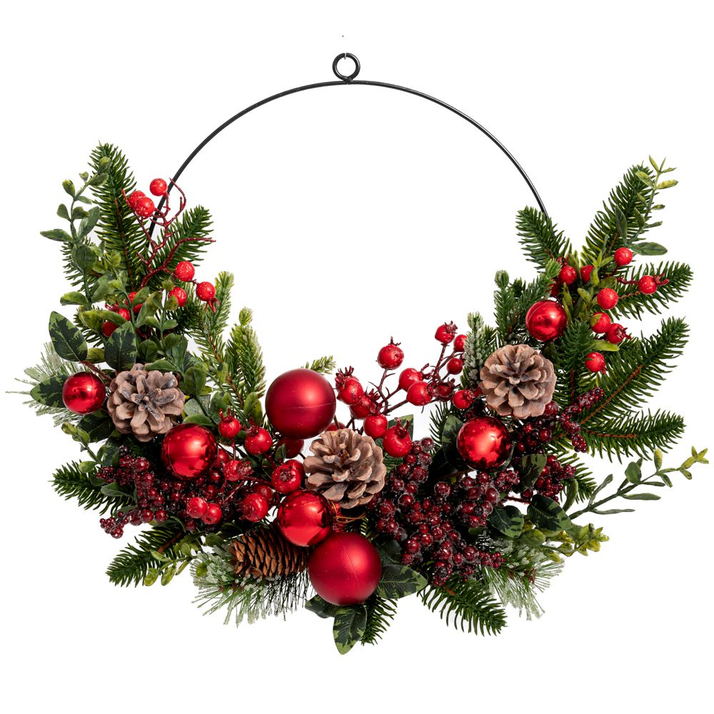 Decoratiune rotunda de Craciun pentru atarnat realizata din crengute cu conuri globuri si merisoare rosii diametru 45 cm