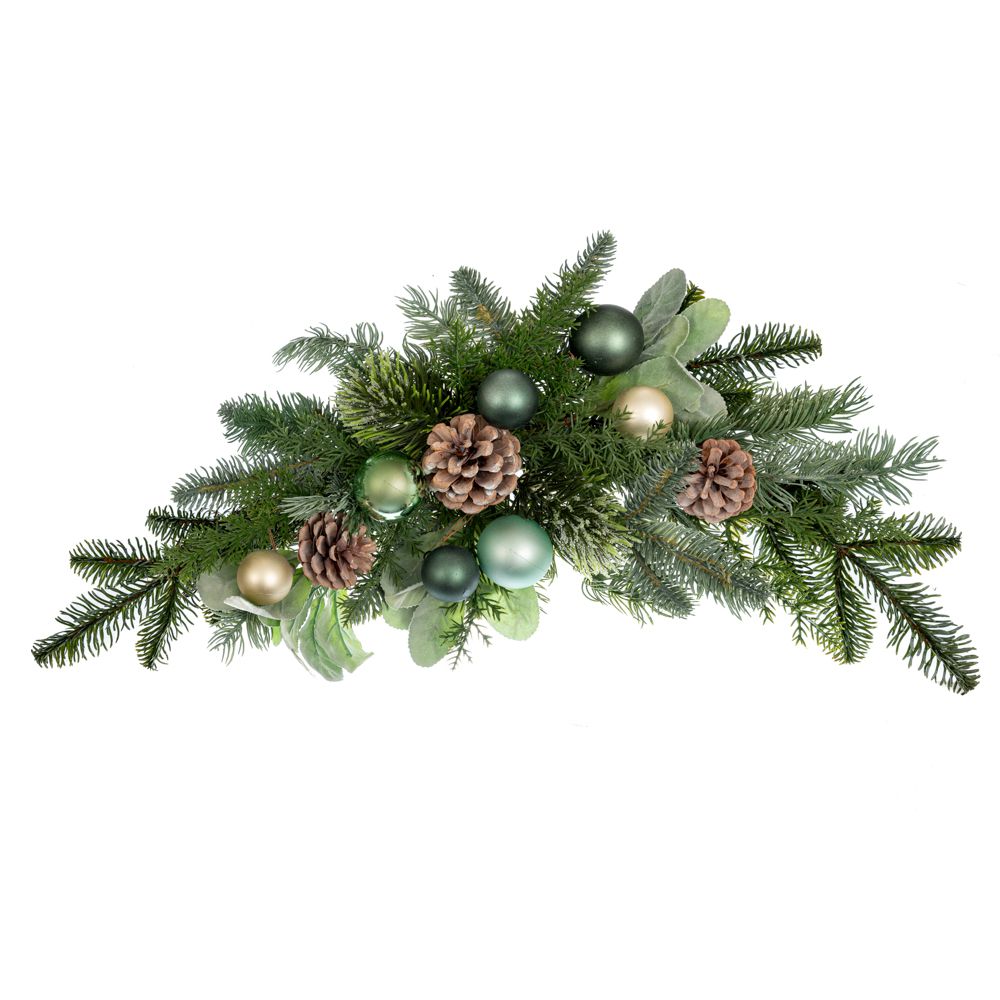 Decoratiune de Craciun suspendata realizata din crengute conuri si globuri in nuante de verde maro si crem
