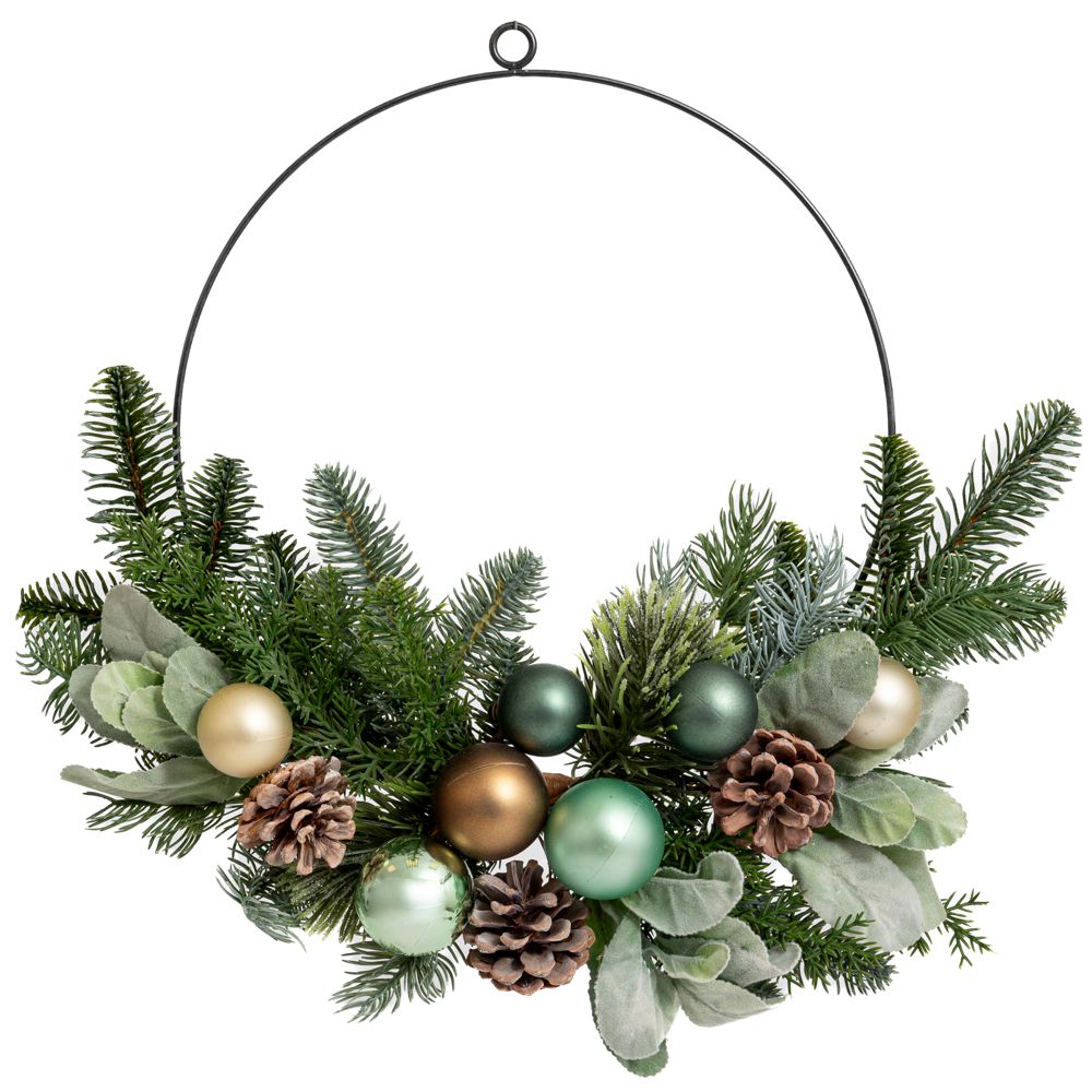 Decoratiune rotunda de Craciun pentru atarnat realizata din crengute cu conuri si globuri in nuante de verde maro si crem diametru de 45 cm