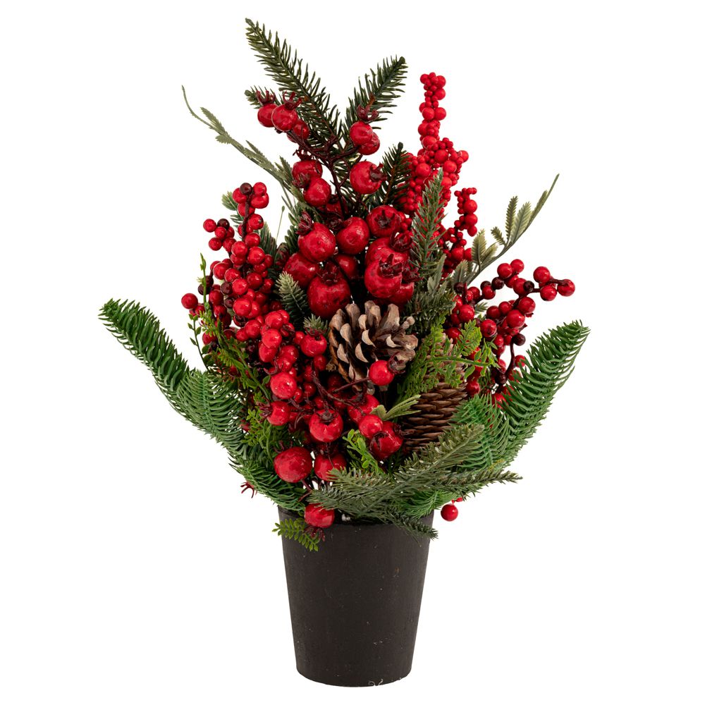 brad artificial de Craciun in ghiveci cu conuri de pin si merisoare rosii pe fundal neutru