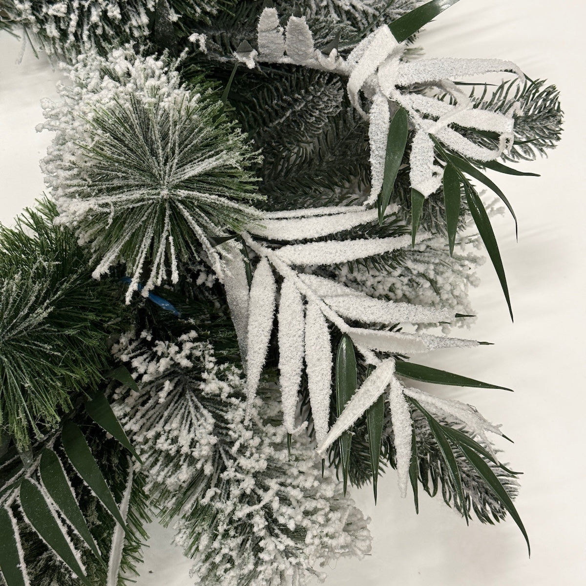Coronita bogata de brad artificial cu aspect nins, 65 cm